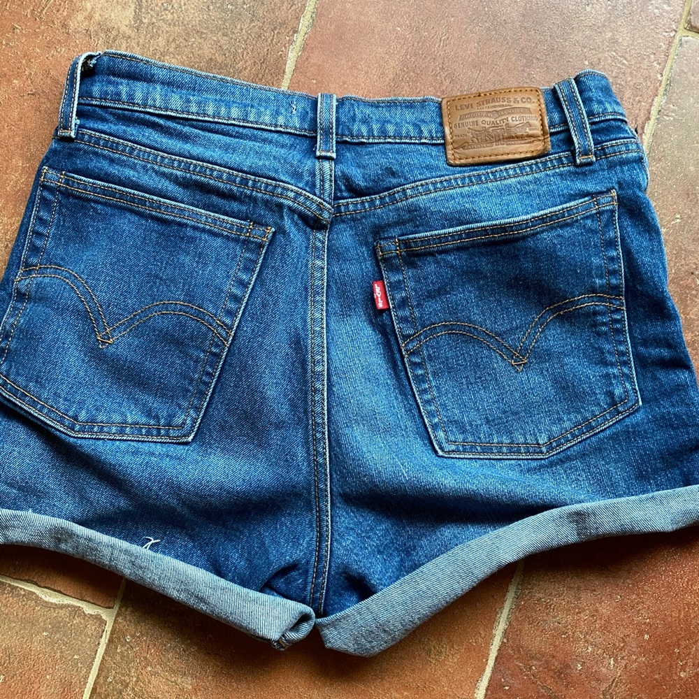 Levi wedgie high rise denim shorts size 29